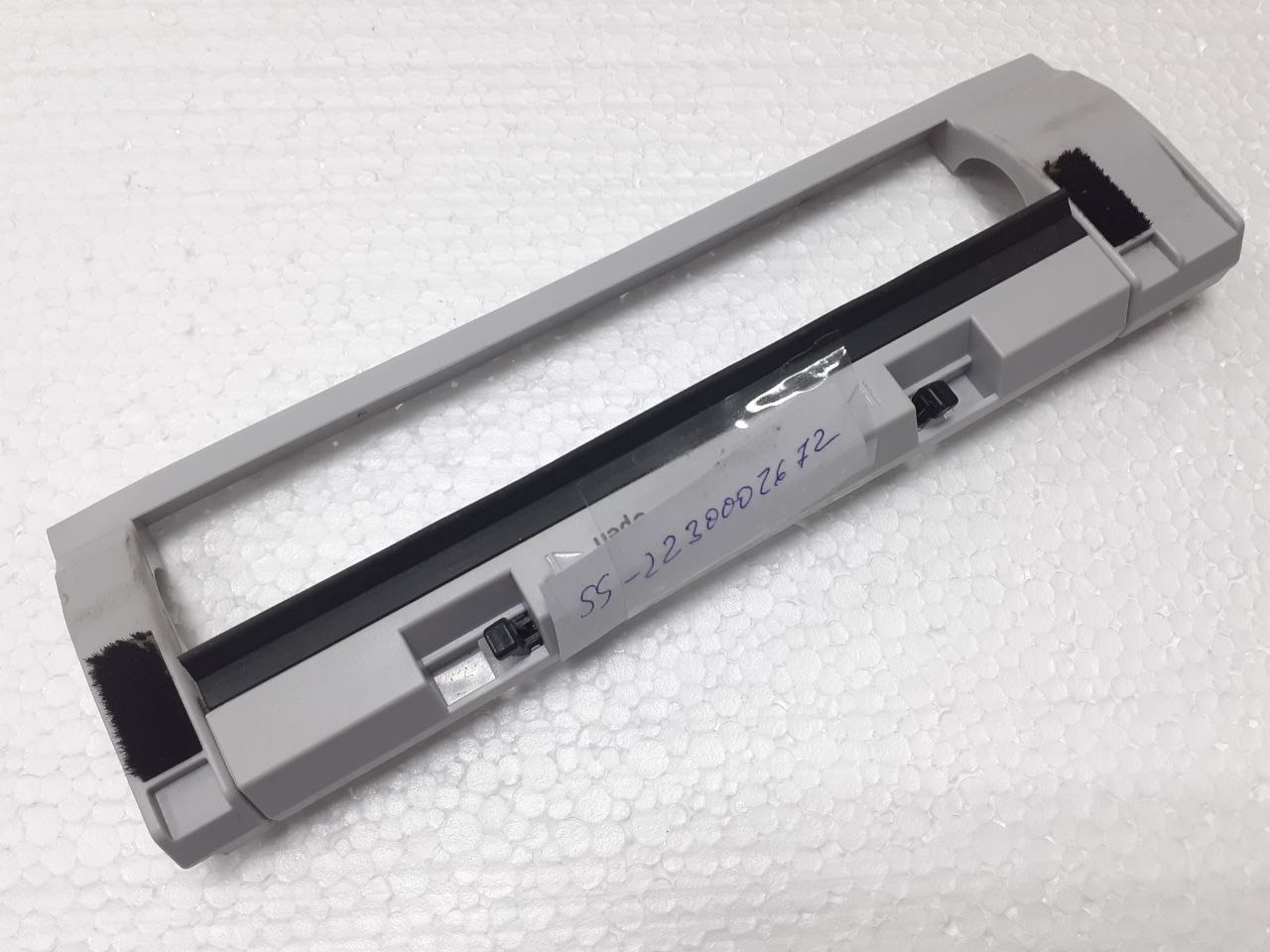 картинка Крышка люка щётки робота-пылесоса в Сервисном центре «Близнецов»