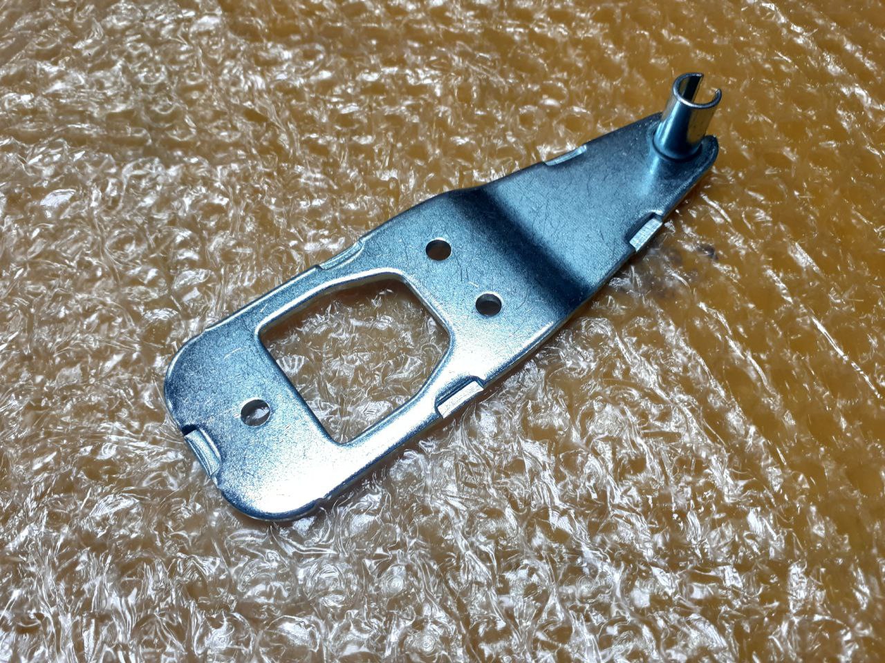 картинка Шарнир верхний двери холодильника в Сервисном центре «Близнецов»