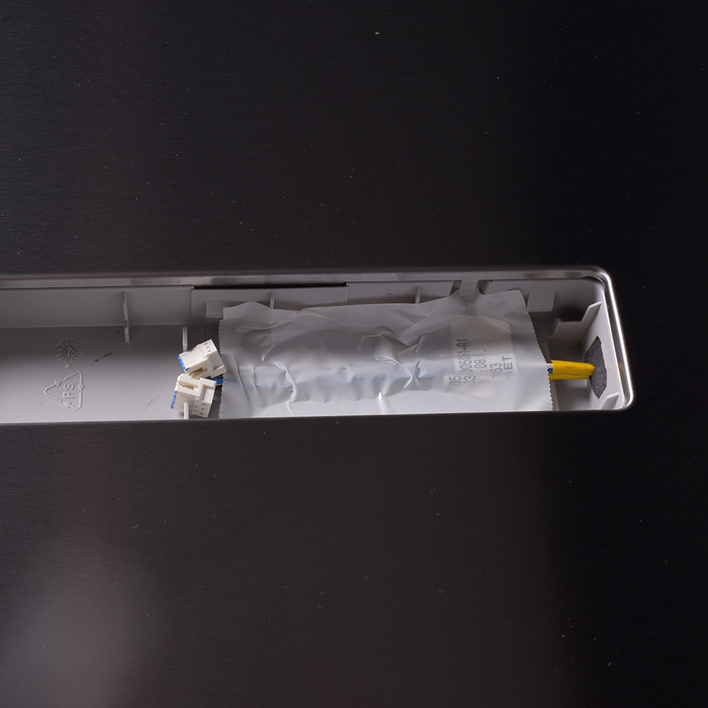 картинка Дверь холодильной камеры холодильника в Сервисном центре «Близнецов»